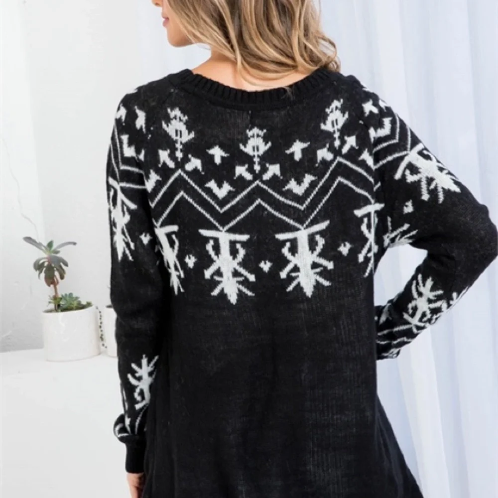 Round neck pocket detail Holiday pattern sweater - Picture 4 of 9